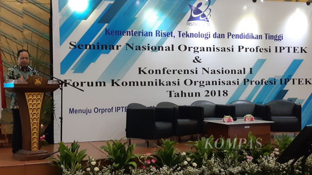 Menteri Riset, Teknologi, dan Pendidikan Tinggi Mohamad Nasir membuka Konferensi Nasional Forum Komunikasi Organisasi Profesional Tahun 2018.