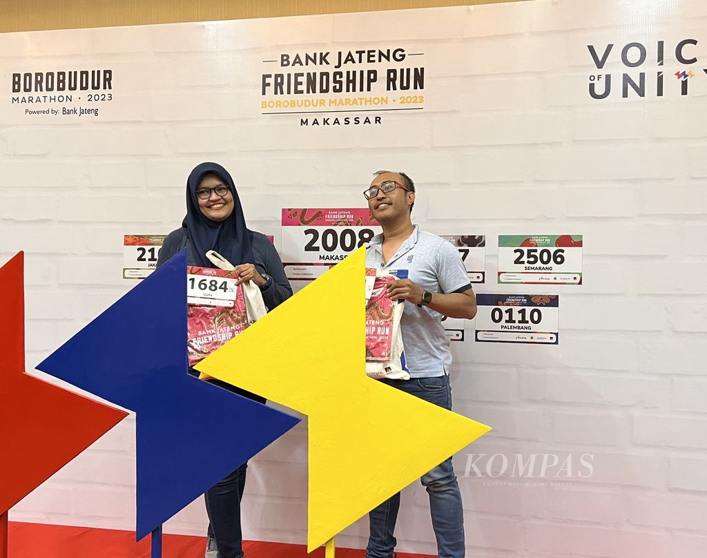 Dua peserta Bank Jateng Friendship Run berfoto bersama seusai mengambil perlengkapan dan atribut lari, di Makassar, Sabtu (19/8/2023). Friendship Run yang menjadi bagian dari Borobudur Marathon tahun ini digelar di 10 kota di Indonesia.