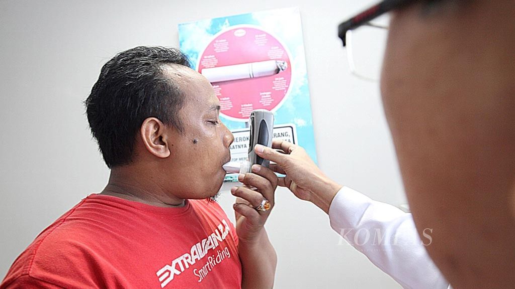 Pemeriksaan CO udara pernapasan menjadi salah satu langkah awal untuk mendeteksi kondisi paru-paru perokok yang menjadi pasien di Klinik Berhenti Merokok di RS Persahabatan, Jakarta. 
