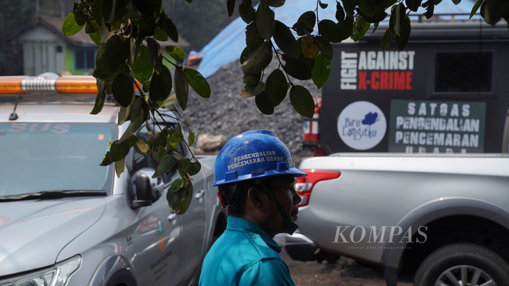 Satgas Pengendalian Pencemaran Udara Kementerian Lingkungan Hidup dan Kehutanan (KLHK) inspeksi di sebuah <i>stockpile</i> batubara atau tempat penumpukan batubara di Jalan Cakung Cilincing Raya, Cakung, Jakarta Timur, Kamis (31/8/2023). 