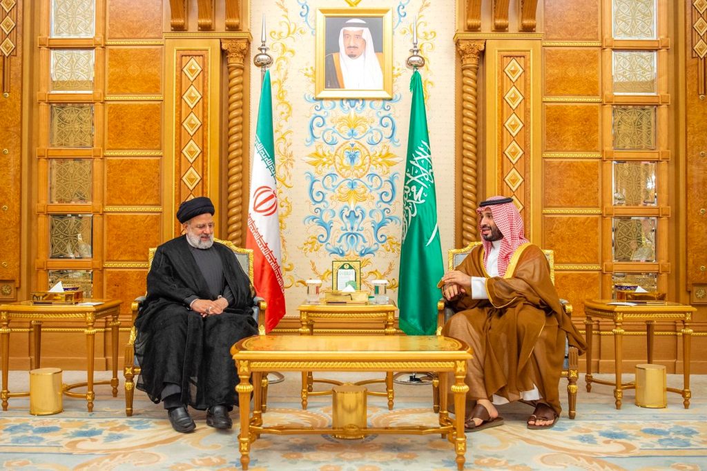 Foto yang dirilis kantor berita Arab Saudi, SPA, pada 11 November 2023 ini memperlihatkan Putra Mahkota Arab Saudi Pangeran Mohammed bin Salman (kanan) berbincang dengan Presiden Iran Ebrahim Raisi, di sela-sela KTT Luar Biasa Gabungan OKI dan Liga Arab di Riyadh, Arab Saudi.