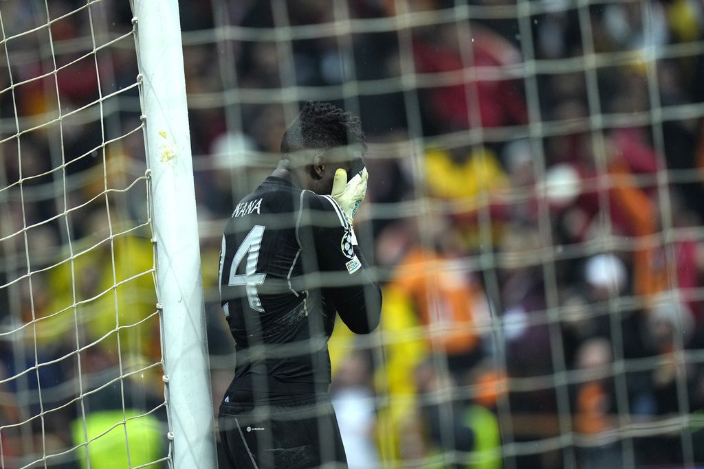 Kiper Manchester United,  Andre Onana, saat laga lawan Galatasaray, Kamis (30/11/2023) dini hari WIB. Onana kembali melakukan blunder. 