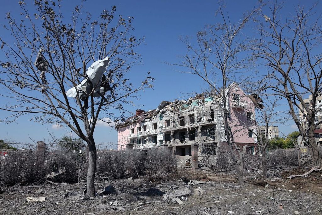 Dalam foto yang diambil pada Jumat (1/7/2022) tampak pemandangan gedung di Serhiivka yang rusak parah setelah terkena roket Rusia.