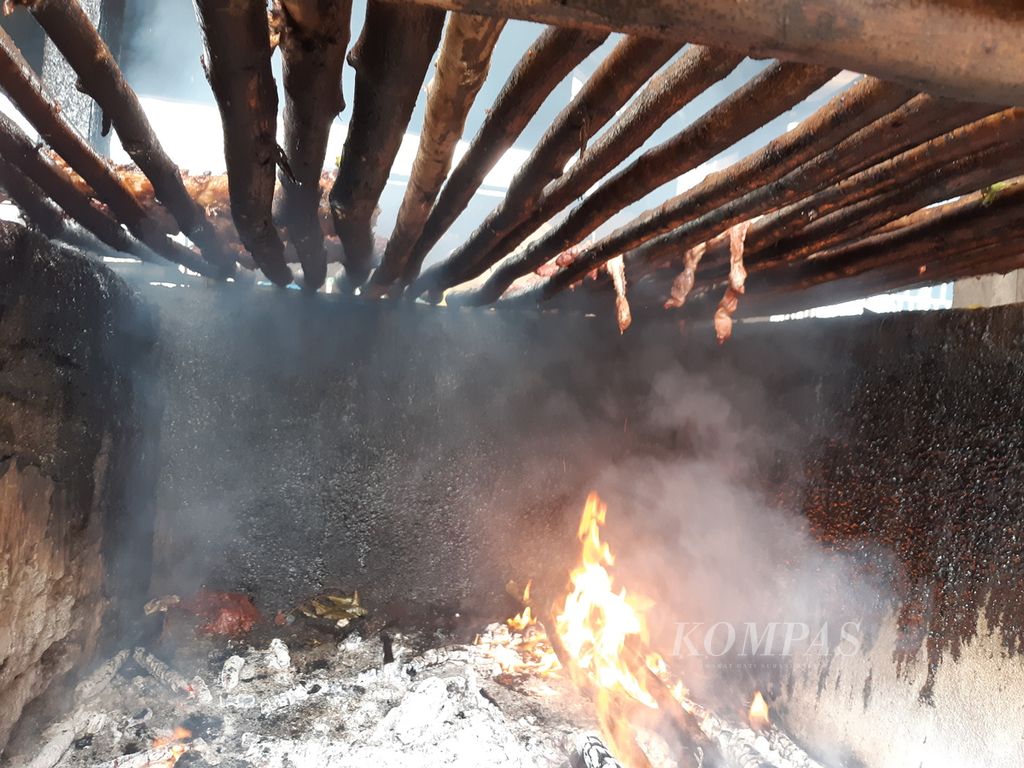 Tungku pemanggangan daging sei di kampung Baun, Kecamatan Amarasi Barat, Kabupaten Kupang, Nusa Tenggara Timur pada akhir Desember 2022. Kayu bakar yang digunakan adalah kesembi.