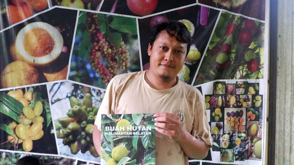Mohamad Hanif Wicaksono memperlihatkan salah satu bukunya di Kandangan, Kabupaten Hulu Sungai Selatan, Kalimantan Selatan, Minggu (9/7/2023). 