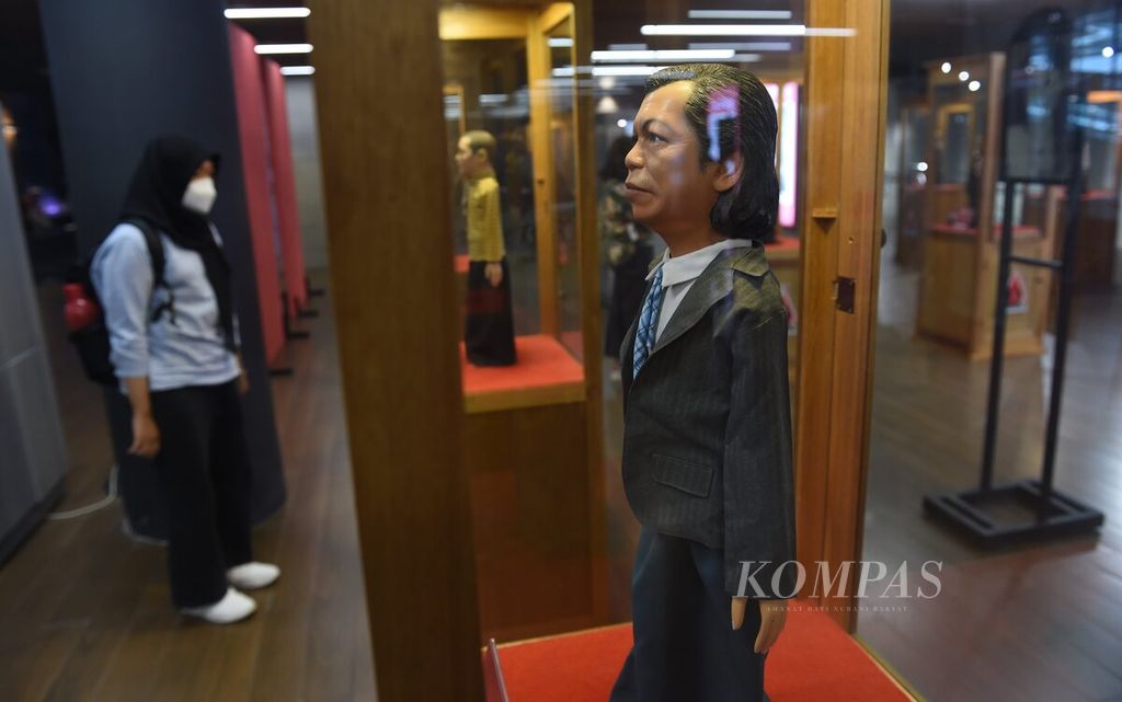 Pengunjung meilhat Pameran Nostalgia Srimulat kerja sama Pemkot Surabaya dengan Museum Gubug Wayang di lantai dasar Balai Pemuda, Kota Surabaya, Jawa Timur, Kamis (22/9/2022). 