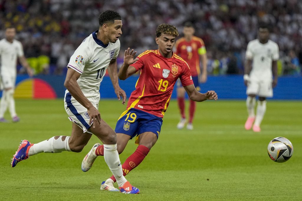 Pemain timnas Inggris, Jude Bellingham (kiri), berebut bola dengan pemain timnas Spanyol, Lamine Yamal, pada laga final Piala Eropa Jerman 2024 di Berlin, 14 Juli 2024. 