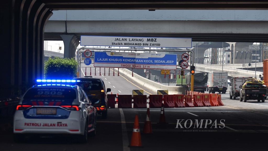 Suasana di Jalan Tol Layang Mohamed bin Zayed (MBZ) di Kota Bekasi, Jawa Barat, yang ditutup menggunakan penghalang plastik, Jumat (16/7/2021).