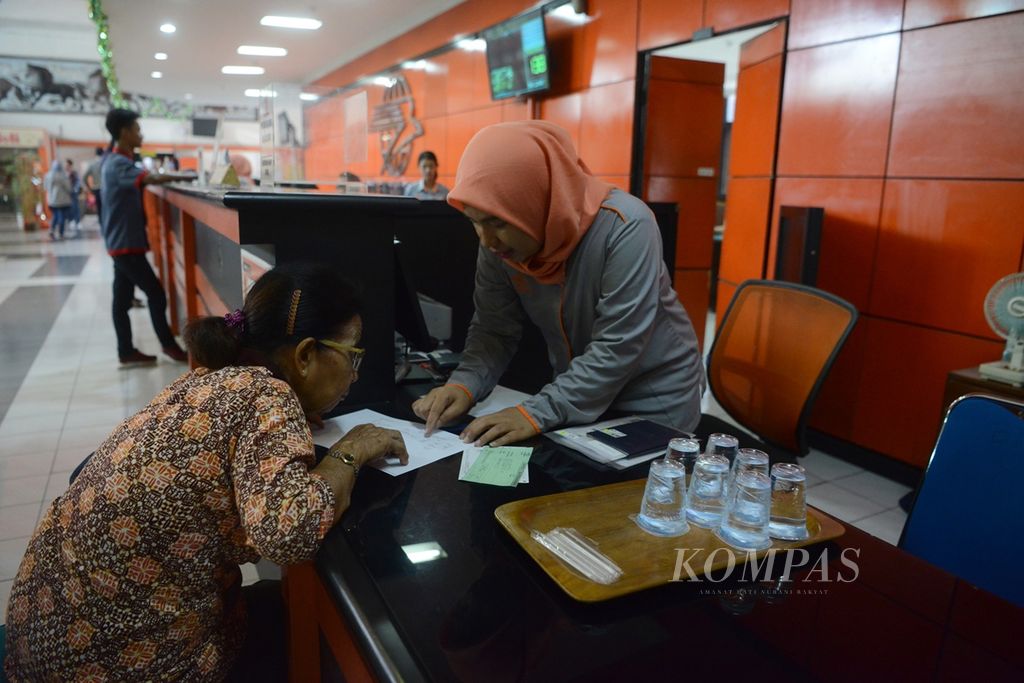 Karyawan PT Pos Indonesia melayani nasabah dana pensiun Asabri dan Taspen di Kantor Pos Besar, Solo, Jawa Tengah, Senin (2/9/2019).