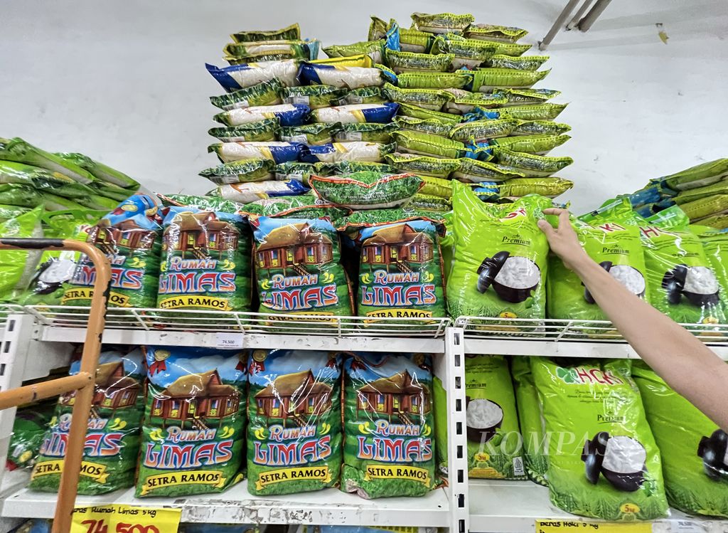 Pengunjung membeli beras dalam kemasan yang dijual di supermarket ritel di Kota Tangerang, Banten, Kamis (2/5/2024). Badan Pusat Statistik (BPS) mencatat beras mengalami deflasi 2,72 persen secara bulanan pada April 2024.