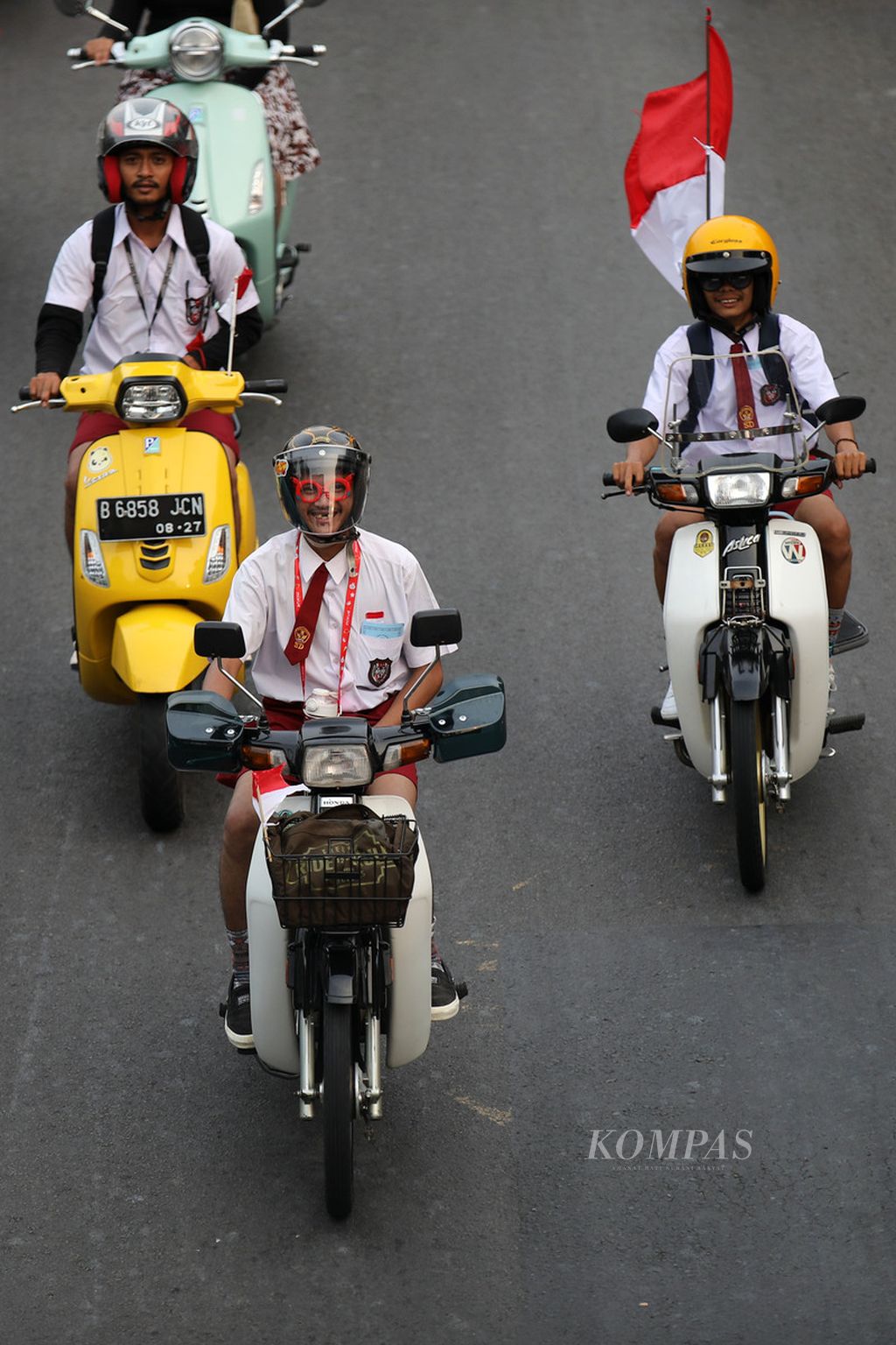Peserta Nyore Riding (Nyoride) mengenakan kostum anak sekolah dasar saat melintas di Jalan MH Thamrin, Kota Tangerang, Banten, Minggu (13/8/2023).