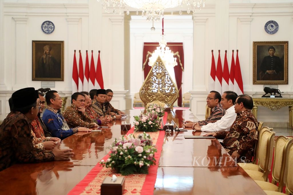 Presiden Joko Widodo bertemu dengan Ketua MPR Bambang Soesatyo dan para wakilnya di Istana Merdeka, Jakarta, 16 Oktober 2019. Pertemuan ini membicarakan pelantikan presiden dan wakil presiden 2019-2024 pada 20 Oktober 2019.