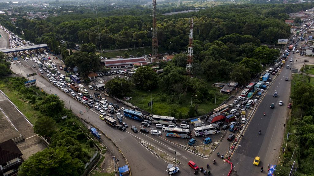 Deretan kendaraan saat keluar dari Gerbang Tol Cikampek, Purwakarta, Jawa Barat, Sabtu (29/4/2023). Kepadatan terjadi di Gerbang Tol Cikampek seusai rekayasa satu arah kembali berlakukan.