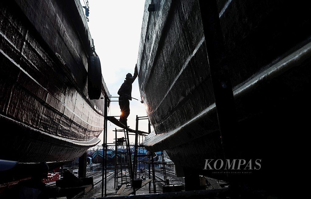 Pekerja menyelesaikan pembuatan kapal nelayan di galangan kapal di kawasan Muara Angke, Jakarta Utara, Minggu (30/7). Produksi kapal dari fiberglass dengan ukuran 45 gros ton ini dirampungkan dalam waktu empat bulan.