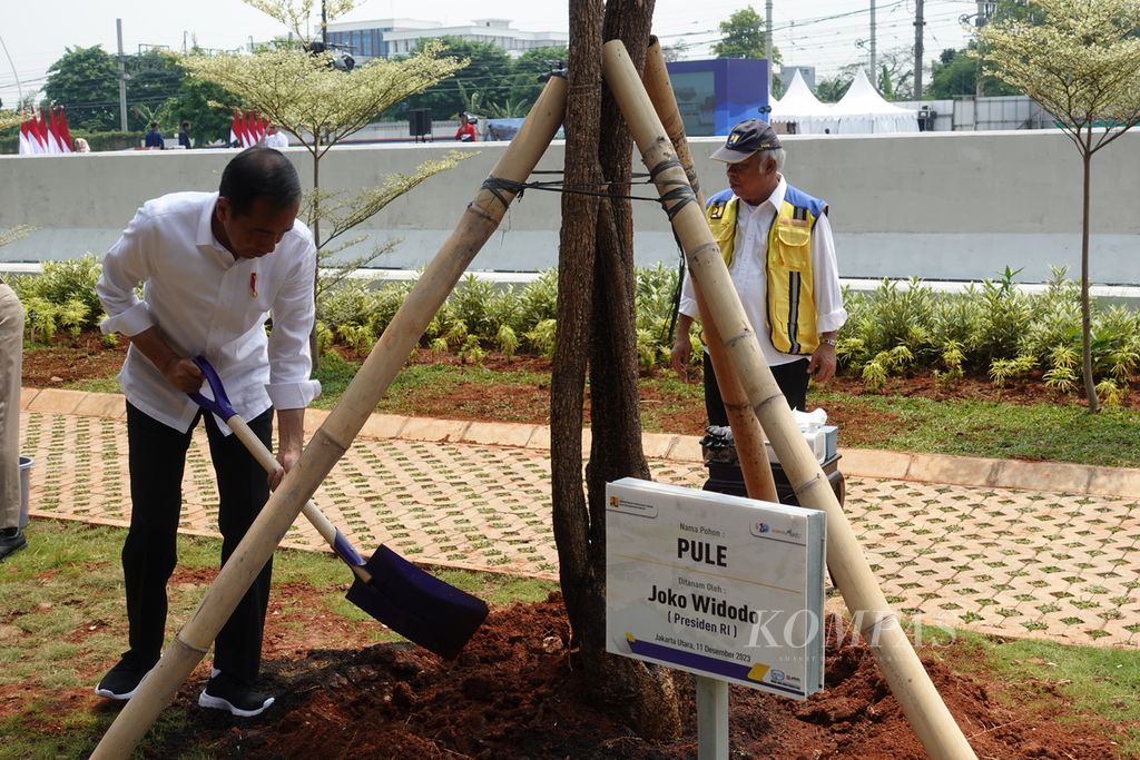 Presiden Joko Widodo menanam pohon seusai meresmikan Stasiun Pompa Ancol Sentiong, Jakarta, Senin (11/12/2023). 