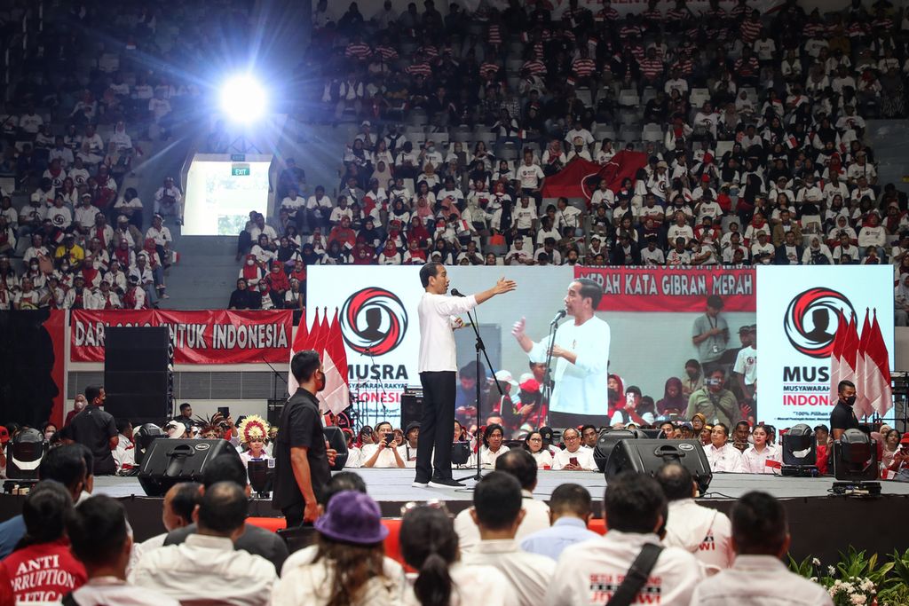 Presiden Joko Widodo berpidato dalam acara puncak Musyawarah Rakyat di Istora Senayan, Jakarta, Minggu (14/5/2023). 