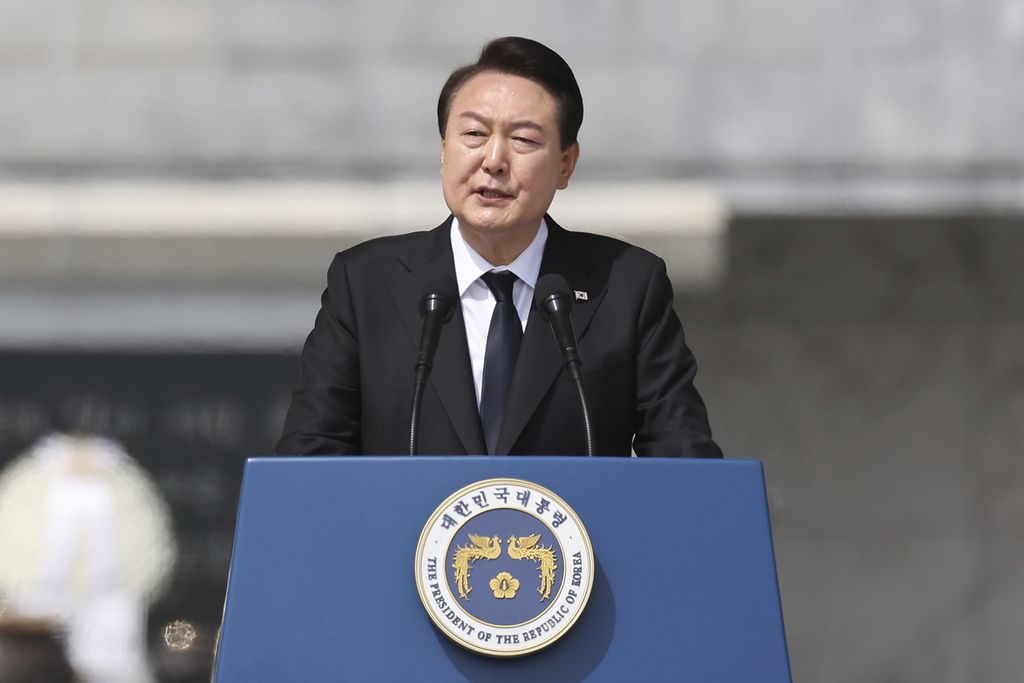 Presiden Korea Selatan Yoon Suk Yeol berpidato pada upacara memperingati tentara Korea Selatan yang meninggal pada tiga pertempuran hebat melawan Korea Utara di Laut Barat beberapa tahun silam di pemakaman nasional di Daejeon, Korea Selatan, Jumat (24/3/2023). 