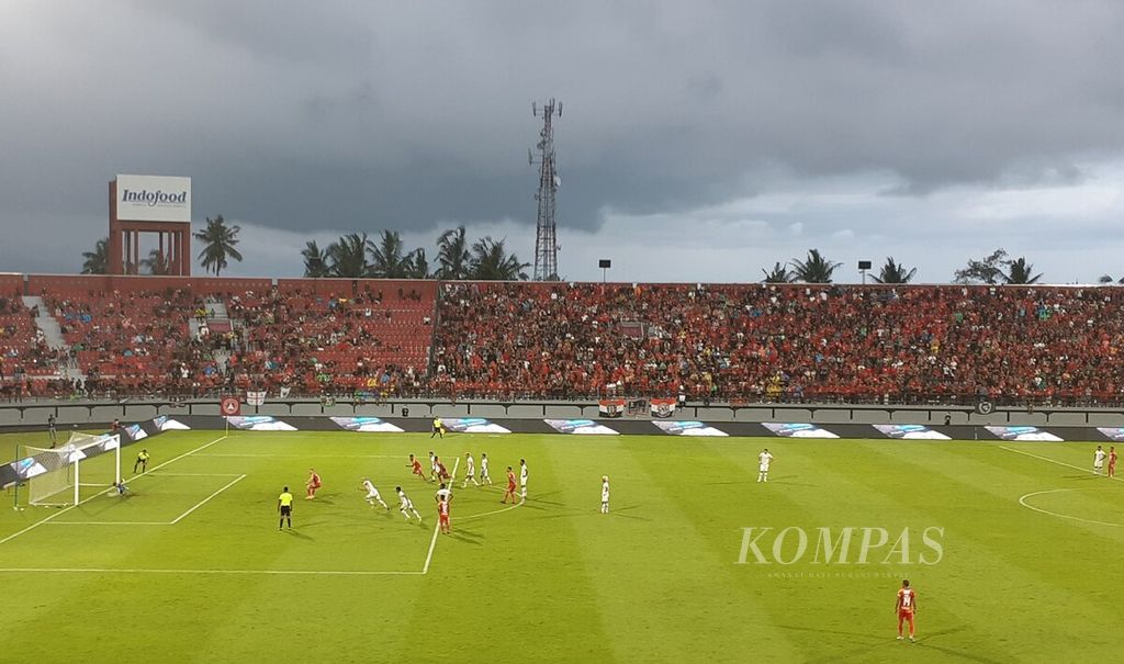 Bali United memenangi pertandingan melawan Dewa United dalam laga lanjutan BRI Liga 1 2022/2023 di Stadion Kapten I Wayan Dipta, Gianyar, Sabtu (10/9/2022). Suasana pertandingan di Stadion Dipta, Gianyar, ketika pemain Bali United, Ilija Spasojevic, mengeksekusi penalti dalam laga melawan Dewa United. 