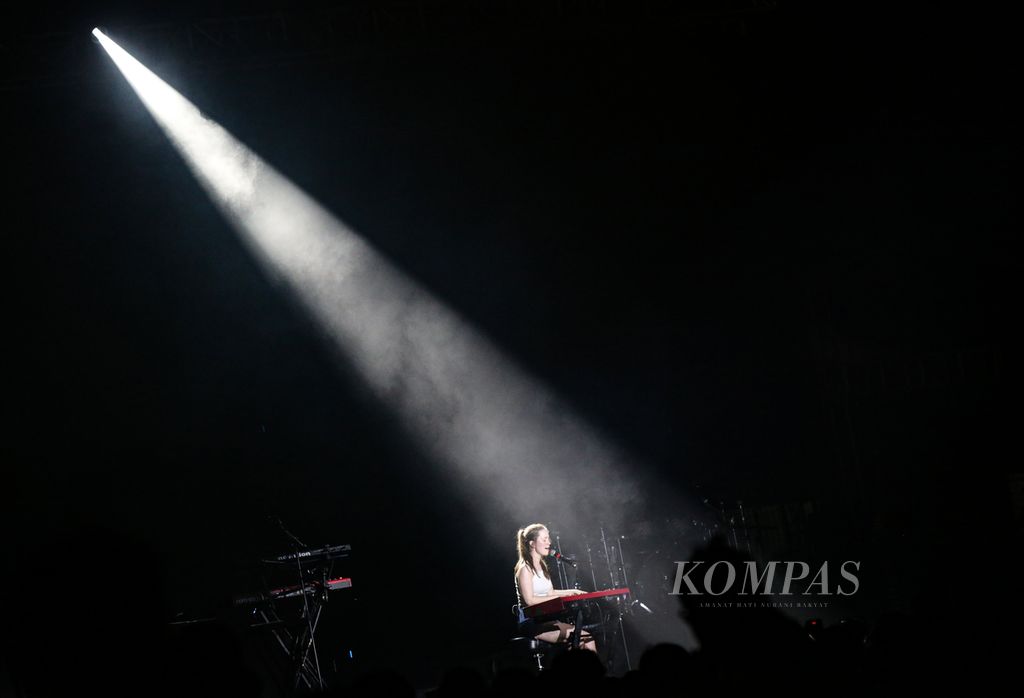 Lampu sorot dan permainan gelap terang di panggung dapat menimbulkan efek yang dramatis seperti saat penampilan penyanyi asal Norwegia, Sigrid, di festival musik Joyland 2023 di Bali.
