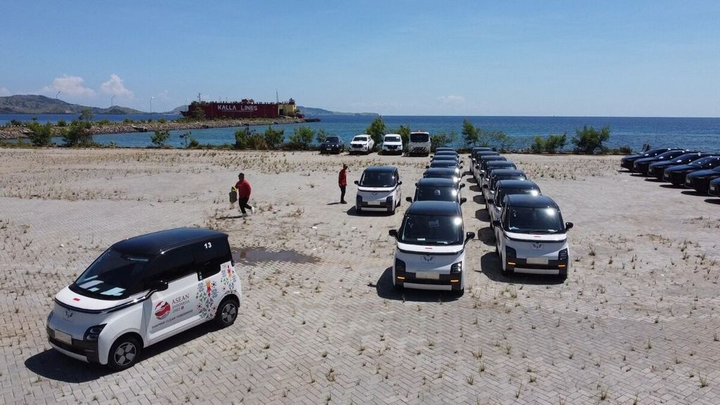 Dokumentasi PT Pelindo (Persero) menampilkan unit mobil listrik, yang akan digunakan sebagai kendaraan operasional selama KTT Ke-42 ASEAN di Labuan Bajo, Manggarai Barat, Nusa Tenggara Timur. PT Pelindo (Persero) melayani pengiriman kendaraan listrik itu ke Labuan Bajo, Nusa Tenggara Timur.