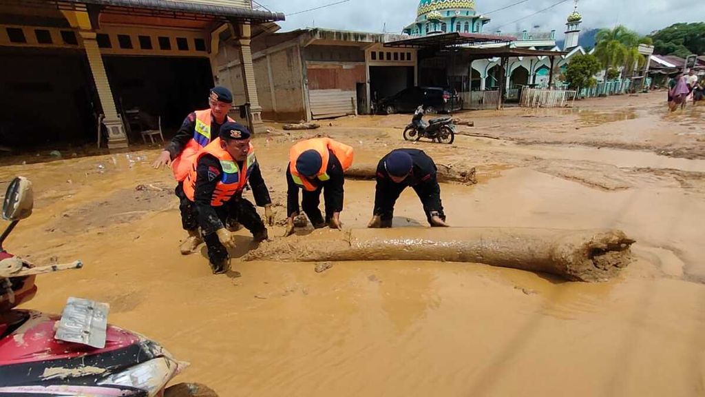 Jalan nasional di Kecamatan Trumon, Kabupaten Aceh Selatan, Aceh, tergenang lumpur, seusai diterjang banjir bandang, Selasa (21/11/2023). 
