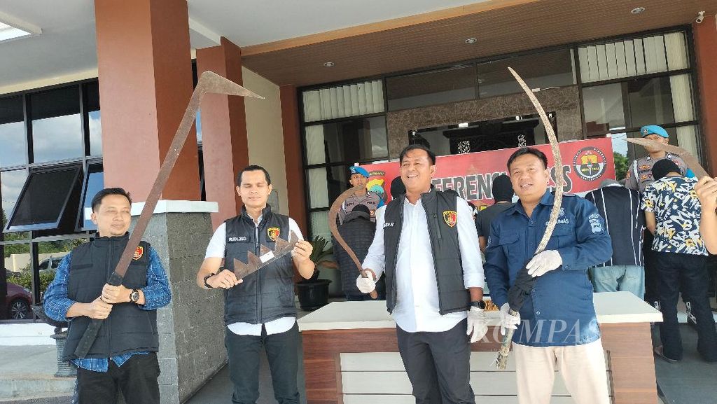 The ranks of the Temanggung Police Department displayed a number of sharp weapons seized as evidence from 17 students who intended to engage in a brawl on Monday (6/5/2024).