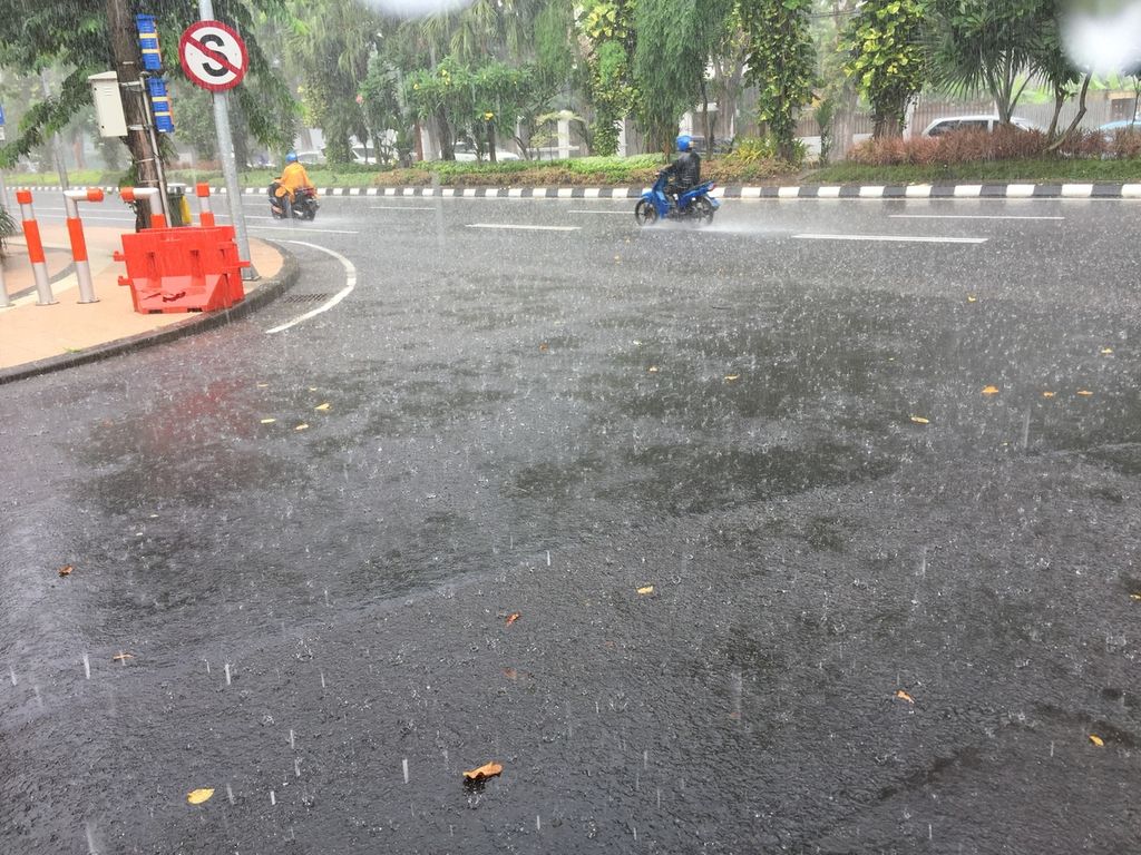 Jalan Raya Darmo di Surabaya, Jawa Timur, yang lengang saat diguyur hujan pada Jumat (21/4/2023). Sebagian warga Surabaya telah meninggalkan ibu kota Jatim tersebut untuk mudik Lebaran sehingga lalu lintas perkotaan lebih lengang.