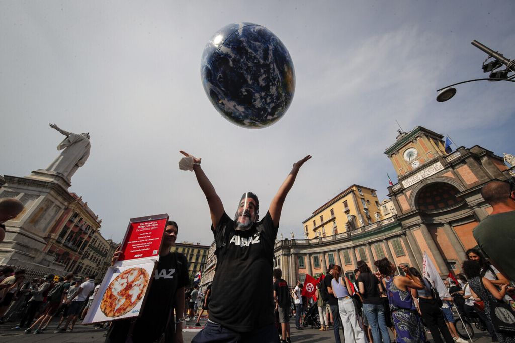 Dalam foto yang diambil pada Kamis (22/7/2022) tampak sejumlah aktivis lingkungan berunjuk rasa di sela-sela pertemuan lingkungan G-20, di Naples, Italia. 