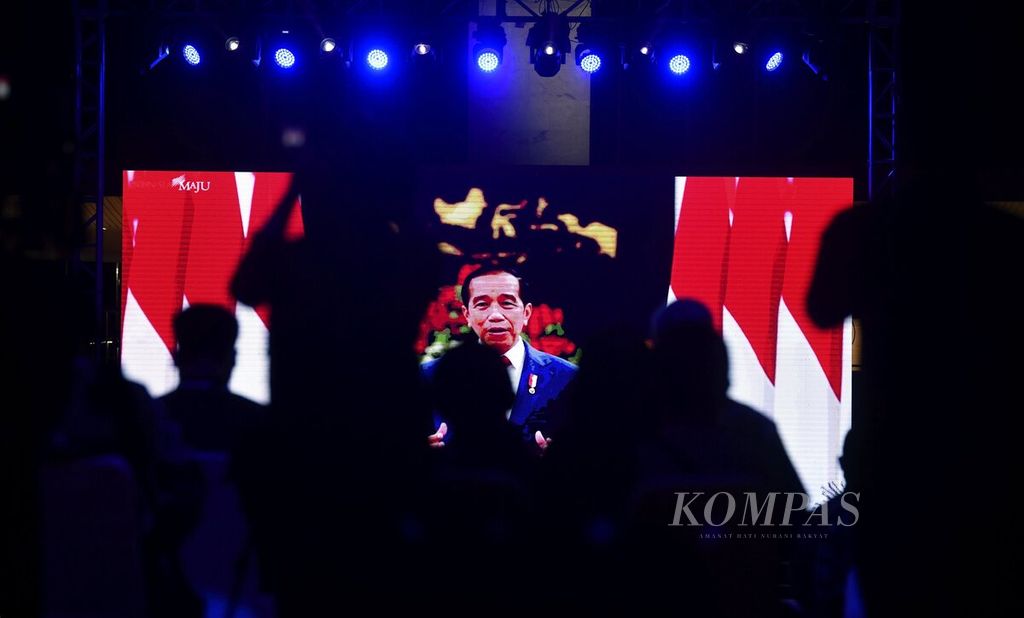 Layar monitor menayangkan video pidato Presiden Joko Widodo dalam pembukaan presidensi G20 Indonesia di Taman Lapangan Banteng, Jakarta Pusat, Rabu (1/12/2021). Indonesia secara resmi memegang presidensi G20 dengan mengusung misi bertema Recover Together, Recover Stronger selama setahun penuh terhitung mulai dari 1 Desember 2021 hingga Konferensi Tingkat Tinggi G20 pada November 2022. Dalam pidatonya, Presiden Jokowi menyatakan Indonesia akan terus mendorong negara-negara G20 untuk menghasilkan terobosan-terobosan besar, membangun kolaborasi, dan menggalang kekuatan. 