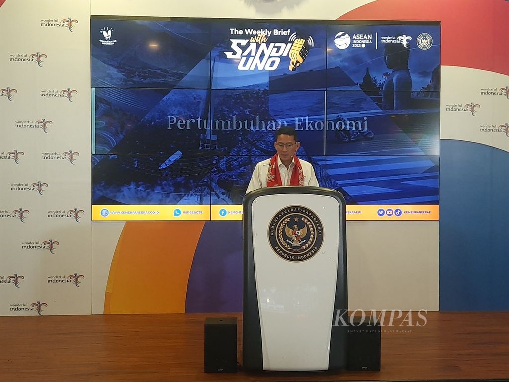 Menteri Pariwisata dan Ekonomi Kreatif Sandiaga Uno menjawab pertanyaan wartawan dalam konferensi pers mingguan di Jakarta, Senin (13/11/2023). 
