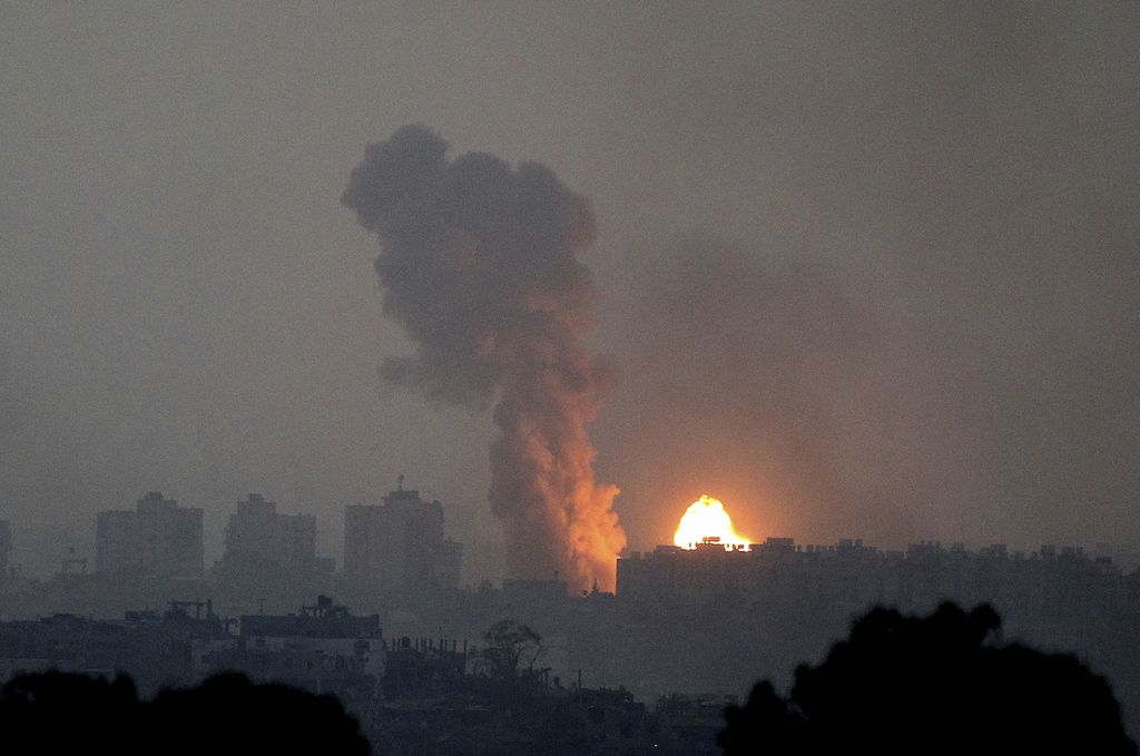 Ledakan di Gaza akibat serangan Israel pada Sabtu (28/10/2023). Dalam tiga pekan terakhir, Israel nyaris tanpa henti menyerbu Gaza. Israel juga berulang kali menyerang Tepi Barat.