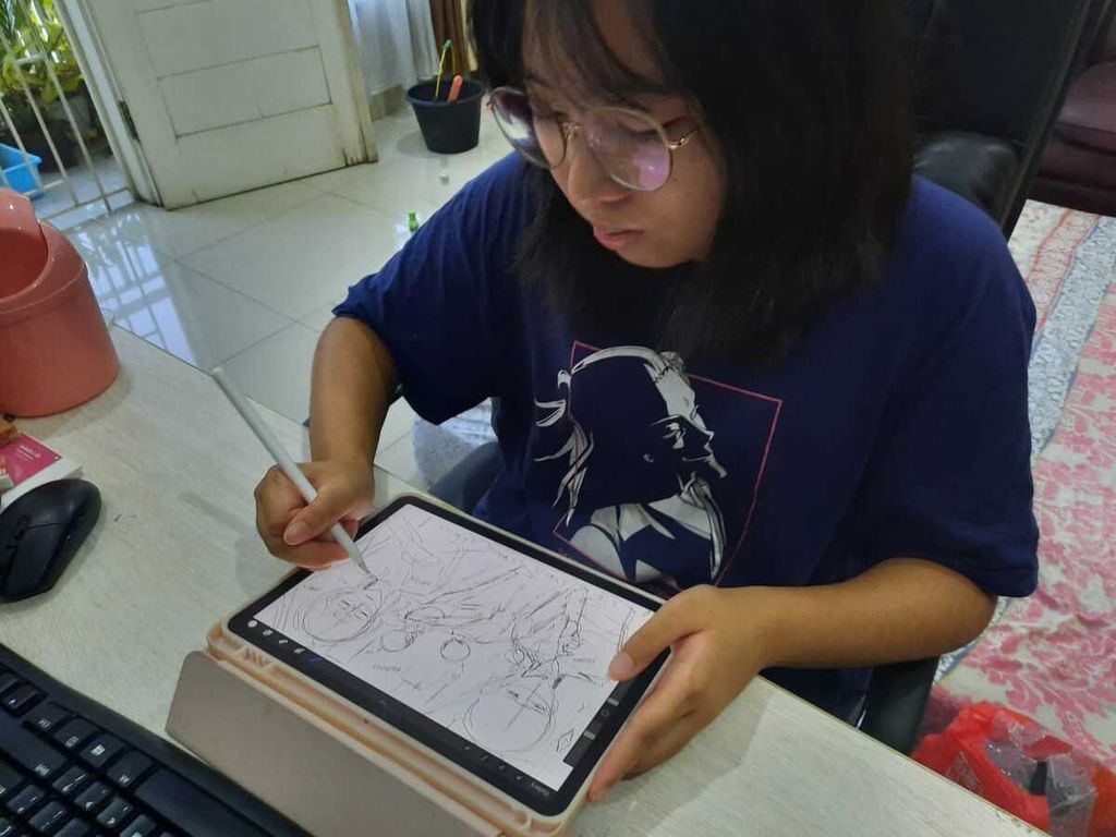 Silvia Halim (18), mahasiswa Desain Komunikasi Visual Universitas Multimedia Nusantara, Tangerang, sedang menggambar digital.