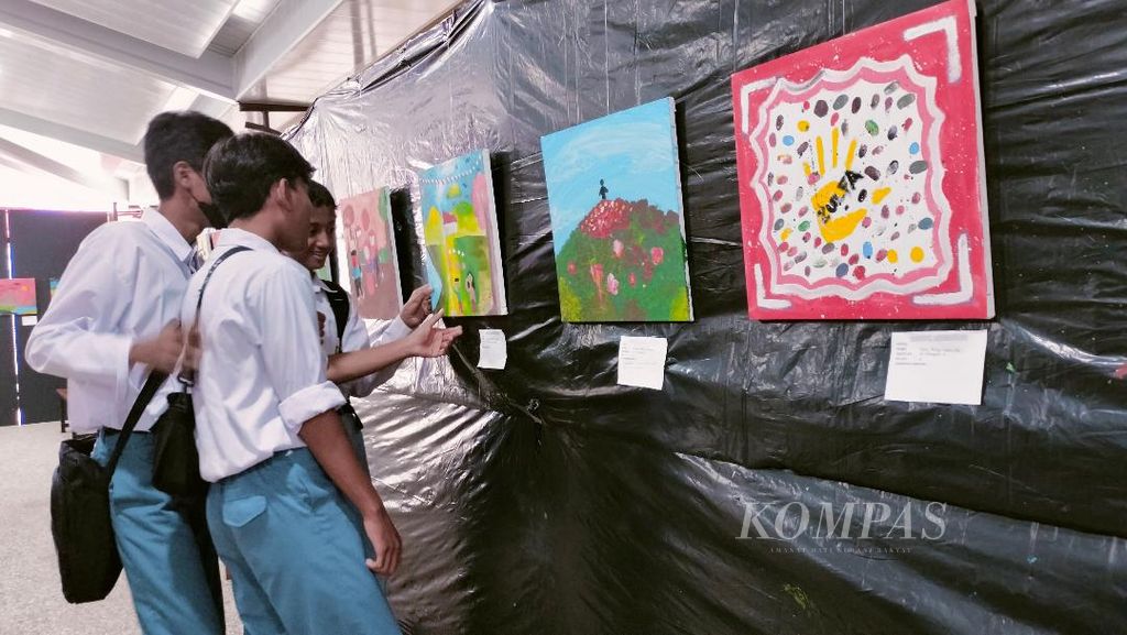 Sejumlah anak SMK dari Yogyakarta melihat-lihat lukisan karya anak-anak yang dipajang di Museum BPK-RI, Kota Magelang, Jawa Tengah, Selasa (22/8/2023).