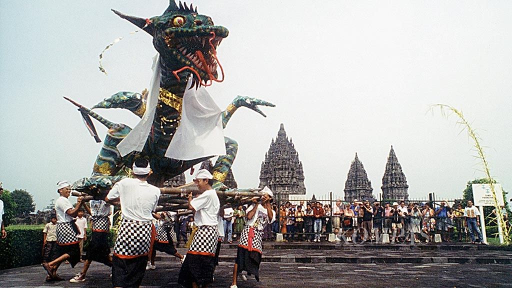 Sehari sebelum hari raya Nyepi, masyarakat Hindu dari Bali yang tinggal di kawasan Daerah Istimewa Yogyakarta, Jumat (31/3/1995), menggelar pawai ogoh-ogoh di kompleks Candi Prambanan, Yogyakarta.