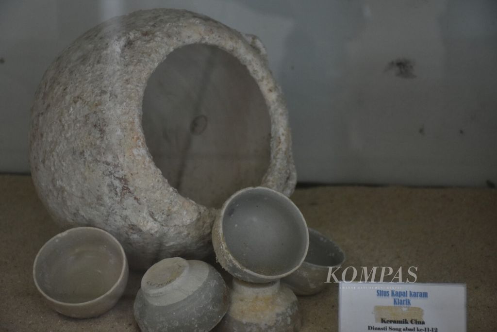 Keramik China Dinasti Song abad ke-11 hingga abad ke-12 yang ditemukan di bawah laut pada sebuah kapal yang karam di Klarik, Natuna. Keramik ini sekarang disimpan di lobi Kantor Bupati Natuna, Kepulauan Riau, Kamis (27/9/2018). 