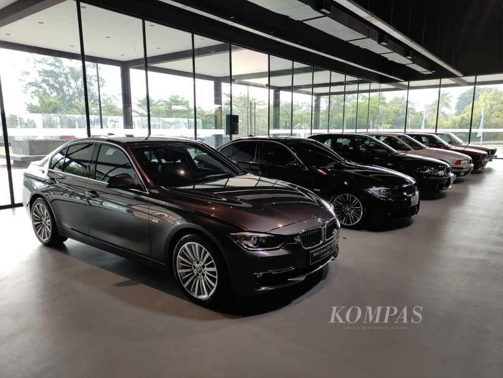 A line of BMW cars was displayed during the Media Technology Workshop: Explore Connected Drive in Indonesia with the Legendary 3 Series in Jakarta on Thursday (16/5/2024).