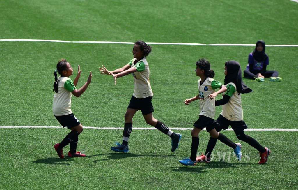 Para pemain tim Nakula U-12 merayakan gol ketiga yang dicetak Frida Chika Destiyabi dalam babak semifinal MilkLife Soccer Challenge 2023 Batch 3 di Stadion Supersoccer Arena, Kudus, Jawa Tengah, Minggu (17/12/2023). 