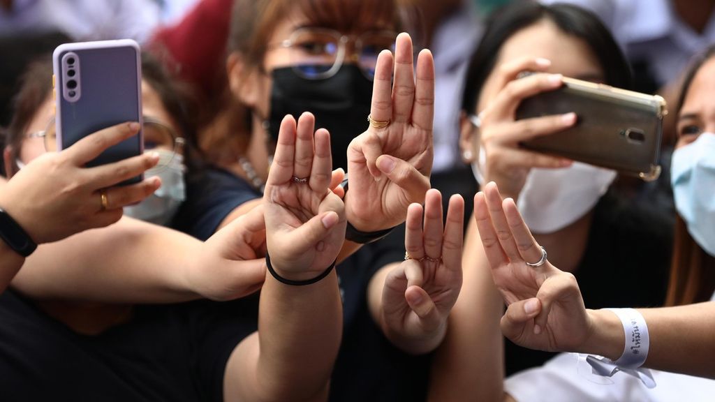 Pengunjuk rasa pro-demokrasi berswafoto dengan menunjukkan salam tiga jari di pusat kota Bangkok, Thailand, Senin (19/10/2020).