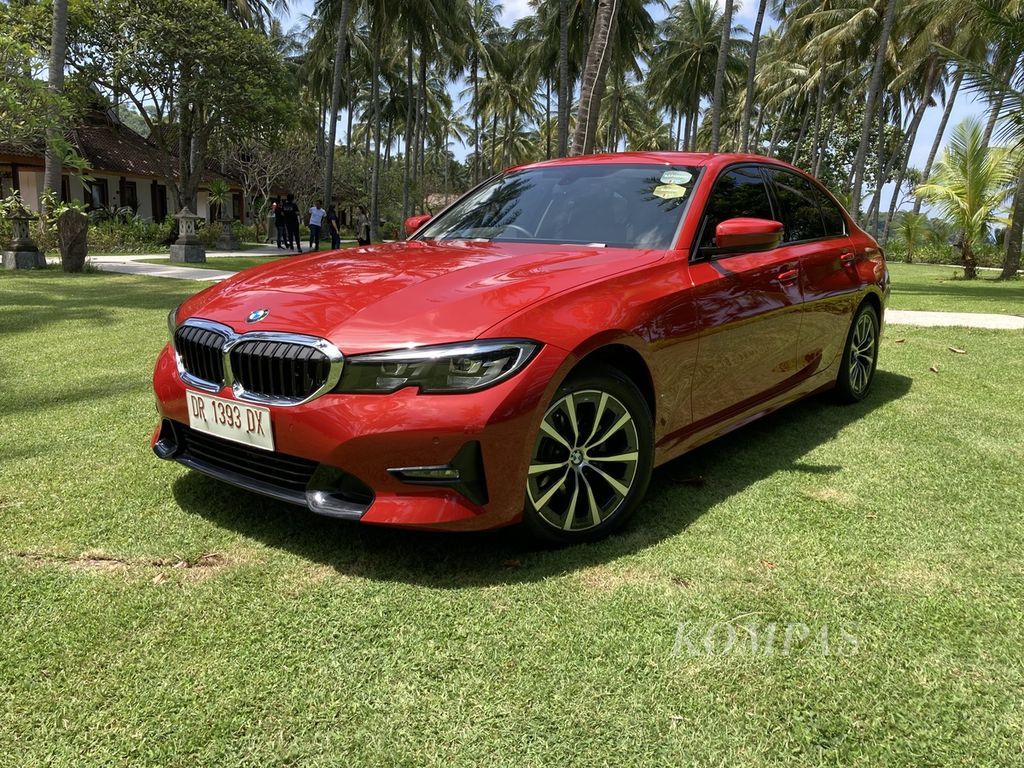 BMW 320i Dynamic yang terlibat dalam acara BMW Driving Experience: Explore Mandalika di Lombok, NTB, 18-21 Maret 2022.
