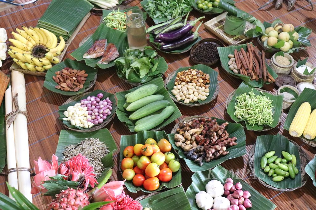 Tampak sejumlah rempah dan bahan makanan yang oleh Komunitas Cengkeh Afo dan Rempah Gamala diracik untuk pembuatan makanan tradisional di Kelurahan Tongole, Kecamatan Ternate Tengah, Kota Ternate, Maluku Utara, Selasa (29/3/2022).