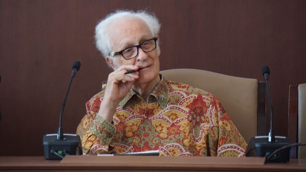 Franz Magnis-Suseno, rohaniwan Katolik, memaparkan penjelasannya dalam diskusi buku berjudul "Kata Bersama: antara Muslim dan Kristen", di Balai Senat Universitas Gadjah Mada, Yogyakarta, Kamis (22/8/2019).