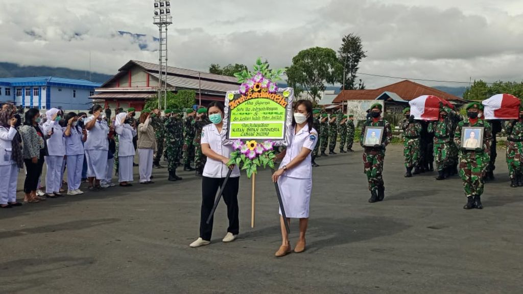 Jenazah bidan Sri Lestari dan suaminya, Sersan Satu Eka Andriyanto Hasugian, mendapat penghormatan di Kodim 1702/Jayawijaya sebelum diterbangkan ke Jayapura pada Jumat (1/4/2022).