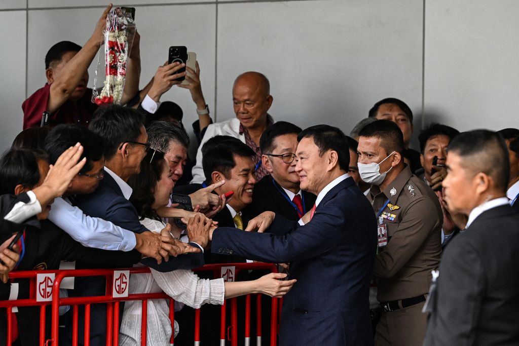 Mantan Perdana Menteri Thailand Thaksin Shinawatra menemui para pendukungnya setelah mendarat di Bandar Udara Don Mueang, Bangkok, Thailand, 22 Agustus 2023, sepulang dari pengasingan 15 tahun di luar negeri. 