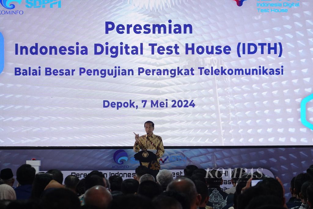 Presiden Joko Widodo meresmikan Indonesia Digital Test House (IDTH) di Balai Besar Pengujian Perangkat Telekomunikasi Depok, Jawa Barat, Selasa (7/5/2024).