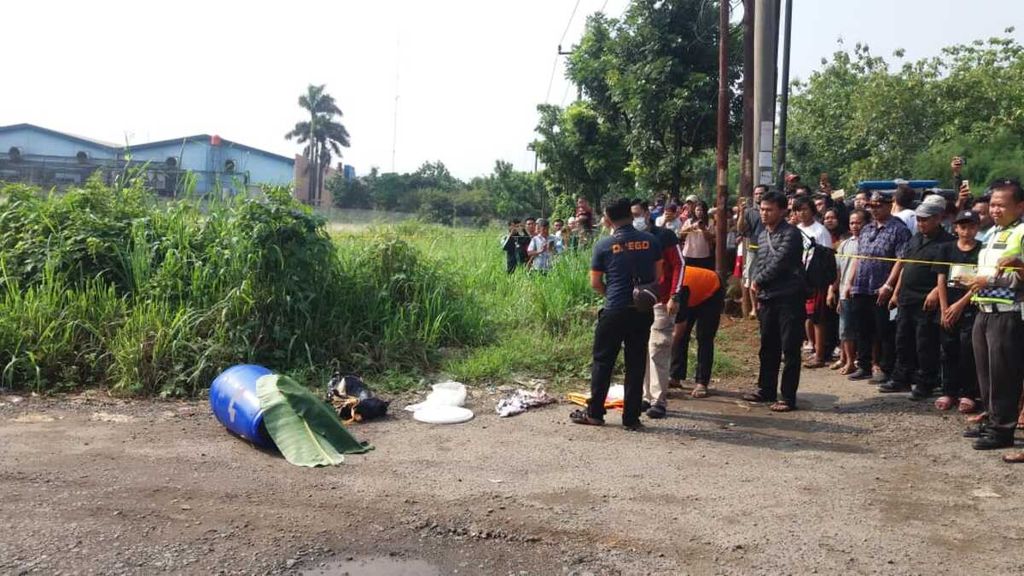 Polisi memeriksa temuan mayat dalam tong sampah di Kecamatan Klapanunggal, Kabupaten Bogor, Jawa Barat, Minggu (18/11/2018). Polisi masih mengumpulkan barang bukti terkait temuan mayat ini.