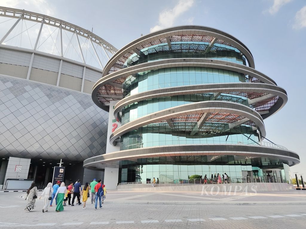 Pengunjung berjalan menuju pintu masuk 3-2-1 Museum Olahraga dan Olimpiade Qatar (QOSM) di kompleks Stadion Internasional Khalifia, Doha, Rabu (30/11/2022). Di dalam museum itu menampilkan berbagai sejarah perkembangan olahraga di Qatar.
