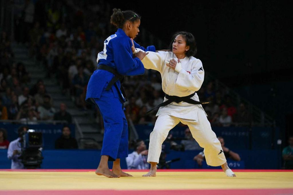 Judoka Indonesia, Maryam March Maharani (putih), melawan judoka Mozambik, Jacira Ferreira, dalam pertandingan babak 32 besar kelas 52 kg putri Olimpiade Paris di Champ-de-Mars Arena, Paris, Perancis, Minggu (28/7/2024). 