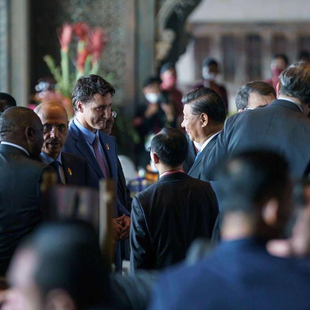 Dalam foto yang dirilis oleh Kantor Perdana Menteri Kanada, Rabu (16/11/2022) ini, terlihat Perdana Menteri Kanada Justin Trudeau (kiri) berbicara dengan Presiden China Xi Jinping saat Trudeau tiba di lokasi pertemuan KTT G20 di Bali, Selasa (15/11/2022). 