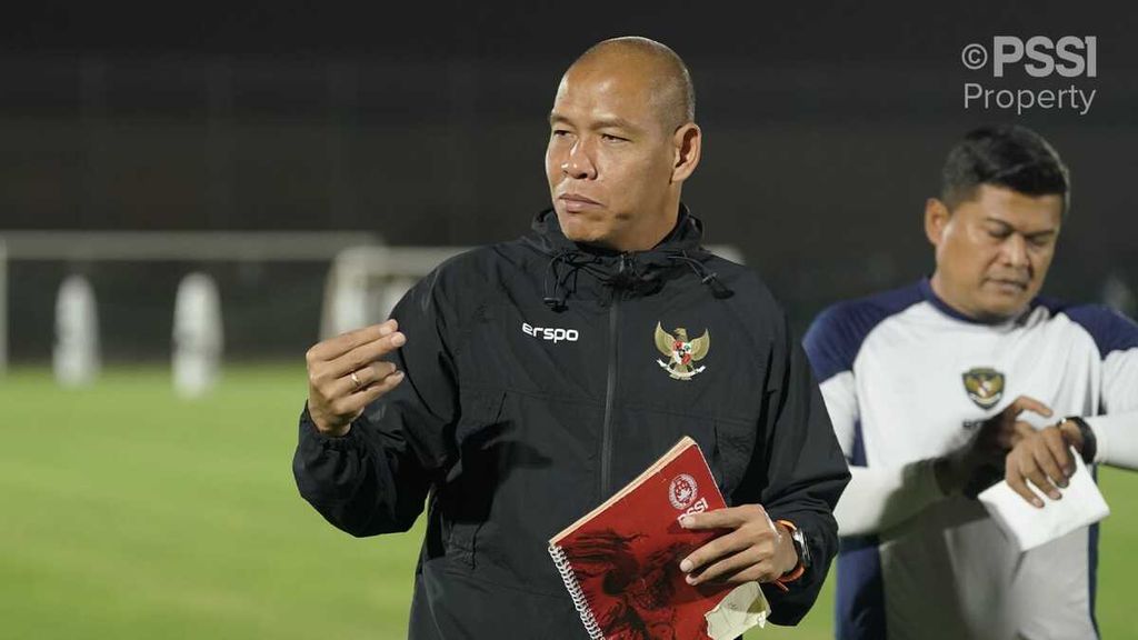 Pelatih Indonesia U-17 Nova Arianto memberikan instruksi kepada anak asuhannya pada sesi latihan menjelang laga kualifikasi Piala Asia U-17 di kompleks Stadion Internasional Jaber al-Ahmad, Selasa (22/10/2024), Kota Kuwait, Kuwait. Nova ditargetkan bisa meloloskan tim U-17 ke putaran final.