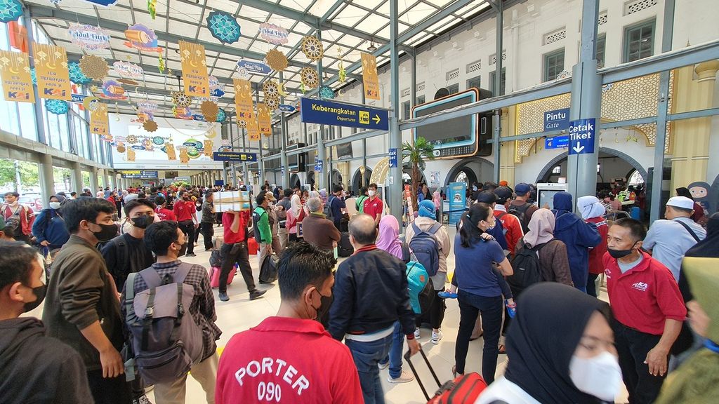 Sejumlah calon penumpang kereta api yang ingin mudik Lebaran 2023 mulai memenuhi Stasiun Pasar Senen, Jakarta Pusat, Jumat (14/4/2023). 
